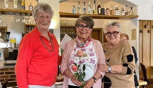 Wehmütiger Abschied: Hermine Gerbl (Mitte) mit ihren langjährigen Begleiterinnen Emmi Geiger (links) und Hertha Neumaier. Foto neuwirth