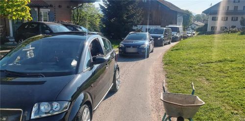 Wenn die Autobahn voll ist, weichen viele Autofahrer auf die Landstraßen aus – und in Frasdorf geht nichts mehr.Foto Gemeinde Frasdorf