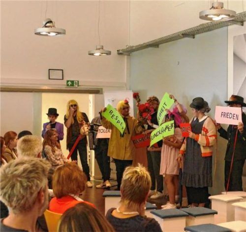 Wie auch sehr unterschiedliche Menschen gut zusammen leben, zeigten die Theaterkursteilnehmer von Steffi Baier.