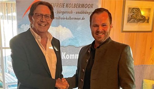 Will bei der Kommunalwahl am 8. März 2026 in Bayern in Kolbermoor als Bürgermeister gewählt werden: Thomas Rothmayer (rechts) von den Parteifreien Kolbermoor. Dieter Kannengießer (links), ebenfalls von den Parteifreien und Zweiter Bürgermeister Kolbermoors, beschreibt ihn als „äußerst qualifizierten Kandidaten“. Foto Re