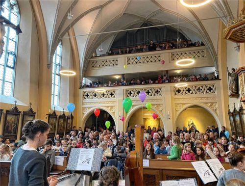 Zahlreiche Besucher waren in die Kirche gekommen, um dem Benefizkonzert für Finni beizuwohnen. Foto re