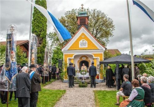 Zahlreiche Fahnenträger und Gäste reihten sich um die Harthauser Kapelle. Foto  stache
