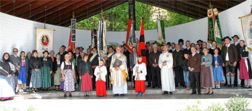 Zahlreiche Vereinsvorsitzende und Fahnenabordnungen folgten der Einladung der KAB Brannenburg. Foto Toni Aumüller