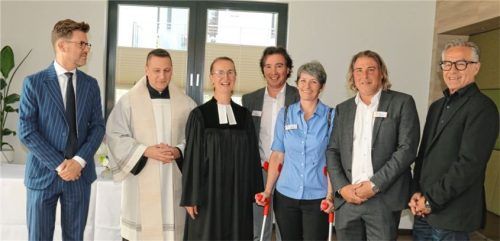 „Zukunftsprojekt“ für Stephanskirchen: (von links) Bürgermeister Karl Mair, Pfarrer Fabian Orsetti, Pfarrerin Jessica Huber, Markus Mittermaier, Katharina Zimmerer-Mittermaier, Mario Mittermaier sowie Ludwig Labonte bei ihrem Rundgang durch die neue Wohnanlage. Foto Schwitteck