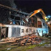 Scheune und Fahrzeuge Raub der Flammen