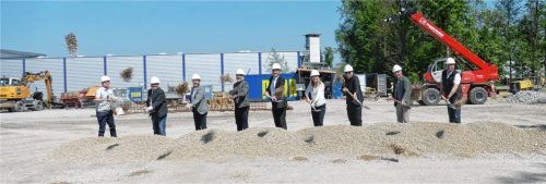 Zum symbolischen ersten Spatenstich waren neben anderen Baubeteiligten Landrat Otto Lederer (Mitte), Geschäftsführer Siegfried Huber (Dritter von links), Raublings Bürgermeister Olaf Kalsperger (Vierter von links) und Architekt Ulrich Farthofer (Dritter von rechts) gekommen.Foto Schubert