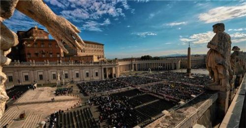 Zuviel Prunk? Blick auf den Petersplatz im Vatikan.Foto dpa