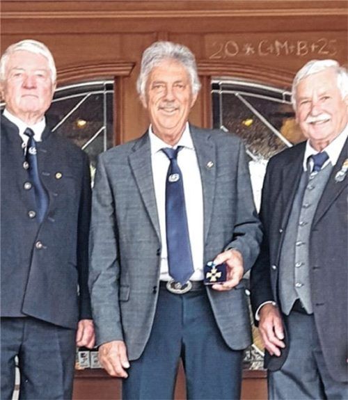 Zweiter Vorsitzender Sebastian Baumann mit Richard Stowasser und dem Vorsitzenden Paul Reineke (von links).Foto re