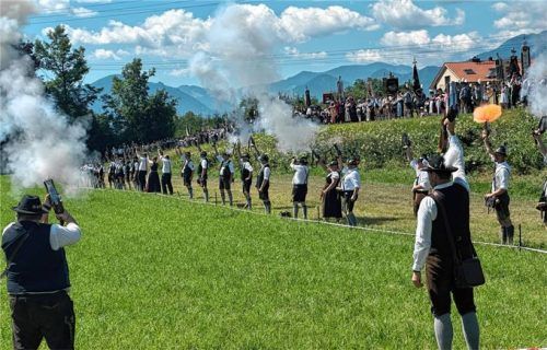 120 Böllerschützen hüllten den Sommerhimmel in Nebelschwade.