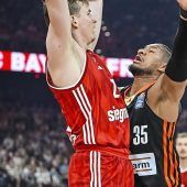 Mit dem Rücken zur Wand