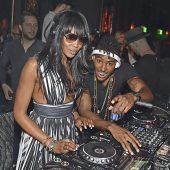 Model Naomi in der Paketpost