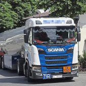 Mitten im Ort: Fußgängerin von Tanklaster erfasst