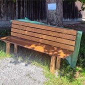 Geburtstagskind greift zur Säge