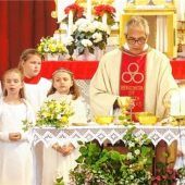 18 Kinder treten in Wildenwart an den Altar