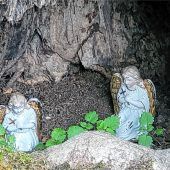 Zwei Engel in der Baumhöhle