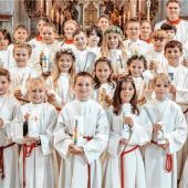 23 Kinder treten in Kiefersfelden an den Tisch des Herrn