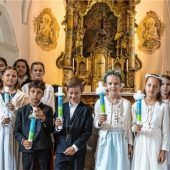 Feierlicher Festzug zum Gotteshaus in Niederaudorf