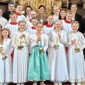 71 Kinder treten in sechs Feiern in der Stadtkirche Bad Aibling erstmals an den Tisch des Herrn