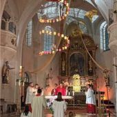 Feuerzungen und Kerzenschein