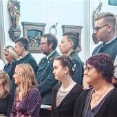 19 Jugendliche erhalten Sakrament in Übersee
