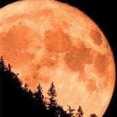 Erdbeermond über dem Inntal