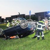 Junger Fahrer überschlägt sich