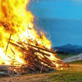 Burschenverein entzündet Feuer