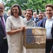 Landtagspräsidentin Ilse Aigner weiht einen „Ort der Demokratie“ auf Herrenchiemsee ein