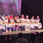 Johann-Rieder-Realschule im Wunderland mit Herzkönigin und Hutmacher