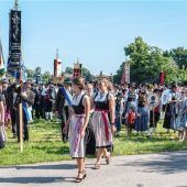 150 Jahre Feuerwehr Schloßberg: Strahlende Gesichter und Applaus für die Festzugteilnehmer