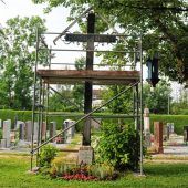An Kreuz und Christus auf dem Kolbermoorer Friedhof nagt der Zahn der Zeit