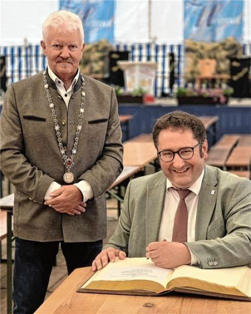 Ein neuer Funkmast in Neumarkt-St. Veit: Wirtschaftsstaatssekretär Tobias Gotthardt trägt sich in Anwesenheit von Bürgermeister Erwin Baumgartner ins Goldene Buch der Stadt ein. Foto Satdt Neumarkt-St. Veit