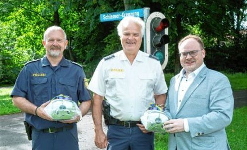 Abschied an der Schlemer-Kreuzung: (von links) Markus Konstantin, Wolfgang Schlemer und Bürgermeister Andreas Friedrich.Foto  Berger