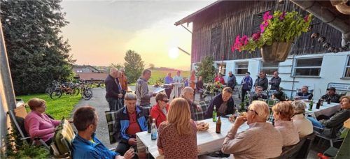 Abschlussbesprechung im Hof des Lacknerbauern von Ginnerting. Foto Heimat- und Kulturverein