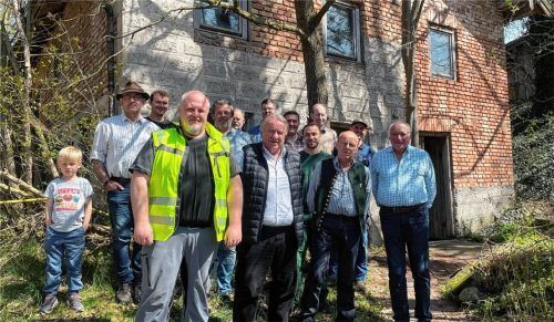 Aktive und ehemalige Brauer der Schönauer Burschen vor dem Gebäude der Hobby-Brauerei. Foto fgr