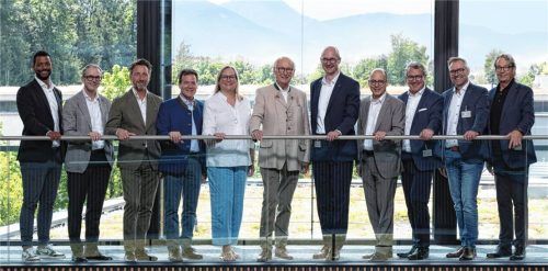 Alle Beteiligten des geplanten Neubaus: (von links) Fabian Gath (Beck&Fraundienst), Herbert Keilhammer (GF-retis), Hartmut Auer (GF-retis), Dr. Helmut Schwarz (Krones AG), Sonja Schatt-Fritsch (Inhaberfamilie), Walter Schatt (Inhaberfamilie), Ralf Goldbrunner (Krones AG), Thomas Nagel (Krones AG), Klaus Stöttner, Tino Bertelshofer (Krones AG) und Christoph Fecke (Beck&Fraundienst). Foto Krones