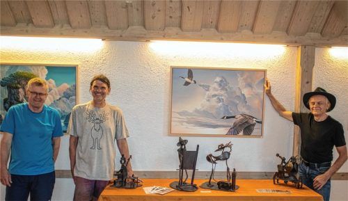 Alle sind sichtlich zufrieden mit der ersten Kunstausstellung: (von links) Bürgermeister Georg Weigl, Uwe Huber und Georg Huber.Foto  Stache