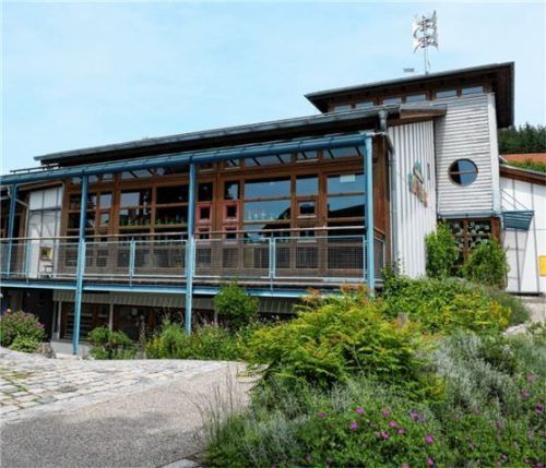 Am alten Kindergarten am Mareisring müssen die Mauerfugen zum Keller abgedichtet werden.Foto  Merk