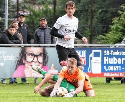 Am Boden cool geblieben: SG-Tormann Lukas Schanzer macht hier den Ball fest.Foto Gabi Zucker