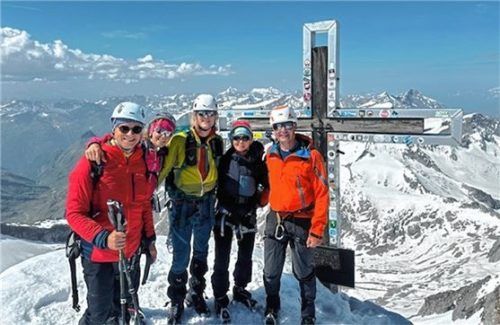 Am Gipfelkreuz: (von links) Günther und Christine Manz, Markus Ungerad, Monika Huber und Lasse Collmann, ausgebildeter Hochtourenleiter.Foto Naturfreunde Rosenheim
