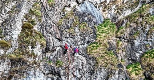 Am Hausbachfall-Klettersteig trainierte die Bergwachtbereitschaft Reit im Winkl den Ernstfall.Foto  Hauser