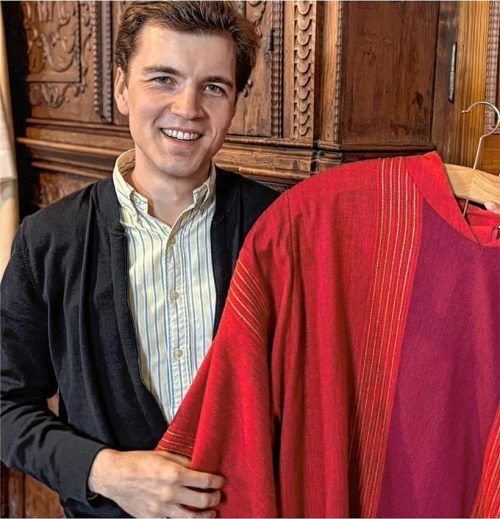 Am kommenden Samstag wird Priesteramtskandidat Dr. Christian Elsen zum Diakon geweiht. Zu Pfingsten wird er erstmals eine rote Dalmatik, das liturgische Gewand eines Diakons, tragen. Foto H. Reiter