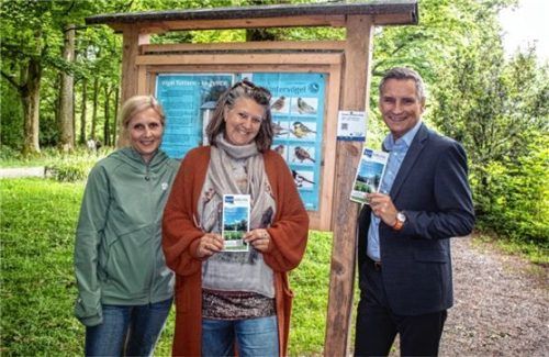 Am neuen Sinnes-Erlebnis-Pfad: (von links) Kathrin Wachtveitl, Katja Kolbe-Rockensüß und Kurdirektor Thomas Jahn vor Station 1. Fotos  stache