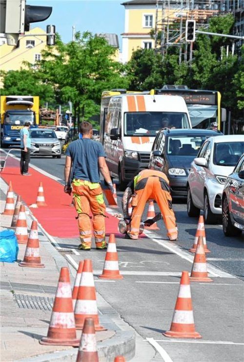 Am Rosenheimer Bahnhof wurde in der vergangenenWoche der Radweg erneuert. Foto Schlecker