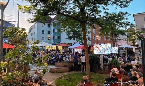 Am Salzstadel drängten sich bei sommerlichem Wetter zahlreiche Filmfreunde.Foto Hauch