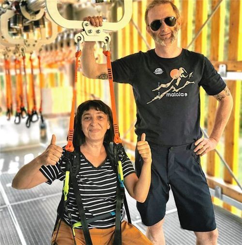 Am Unternberg bei Ruhpolding gibt es eine neue Attraktion: Reporterin Katrin Langenwalter (links) wird von Guide Franz auf den „Waldspaziergang“ vorbereitet. Foto Langenwalter