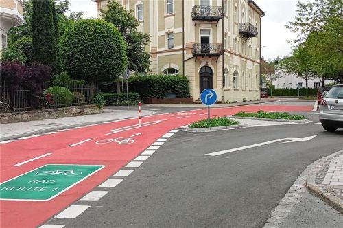 An dieser Stelle der Fahrradstraße in Traunstein gibt es neue Regeln. Vor allem für Autofahrer bedeutet die neue Verkehrssituation an der Kreuzung der Haslacher Straße mit der Leonrodstraße eine Umstellung. Foto xe