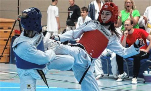 Anastasia Maroufidou (rot) aus Kolbermoor holte sich in Düsseldorf Bronze. Foto Seriga Akhmadov