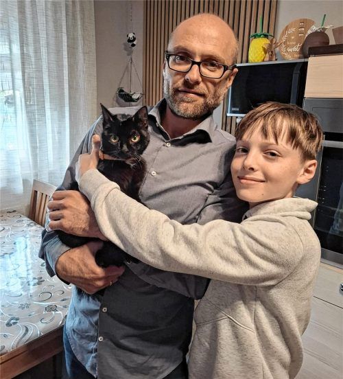 Andreas Hermann, Sohn David und die Familienkatze Kira nach einer wahren Odyssee endlich wieder vereint. Foto privat