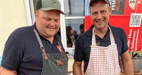 Andreas Karl (links) und Franz Eder sorgten als Grillmeister für Nachschub.